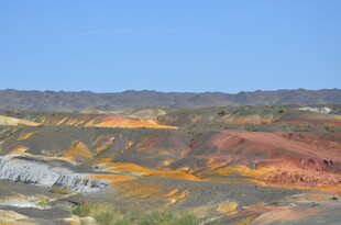 五彩斑斓的山地景观