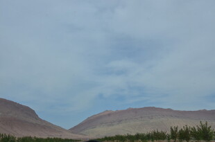 远山蓝天间的自然景致