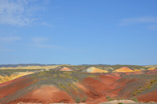七彩斑斓的壮丽山丘景观