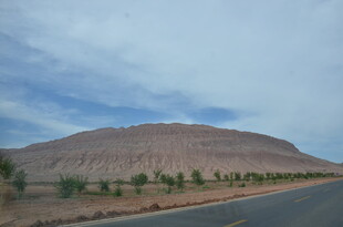 公路旁的沙漠山丘景观