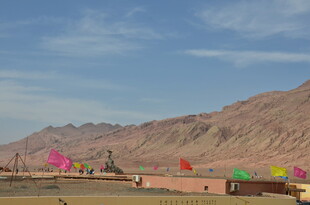 沙漠旁多彩风车景观