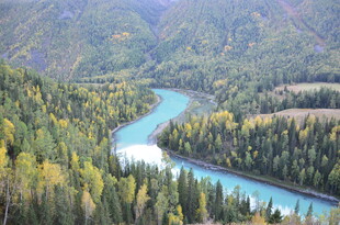 山间蜿蜒的蓝色河流美景