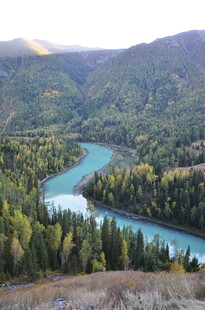 山间蜿蜒的碧绿河流景观