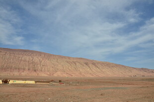沙漠中的低矮建筑与蓝天