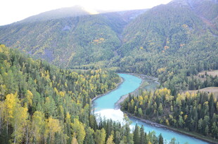 山间蜿蜒的蓝色河流美景