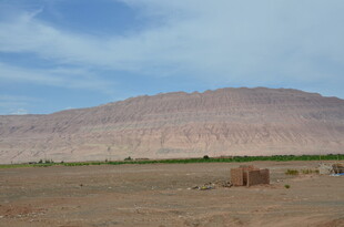 荒漠中的远山与简陋建筑