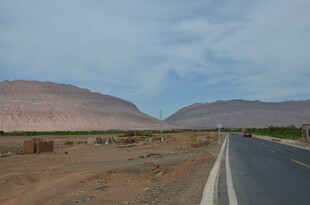 荒漠公路延伸向远方