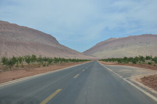 宽阔公路延伸至远山