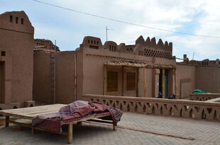 沙漠旁的古朴民居场景