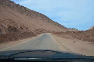 沙漠公路驾驶视角