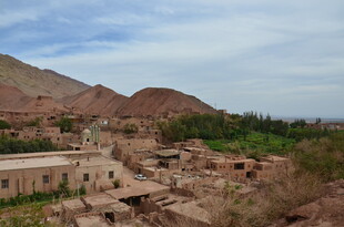 古老村落坐落在群山脚下