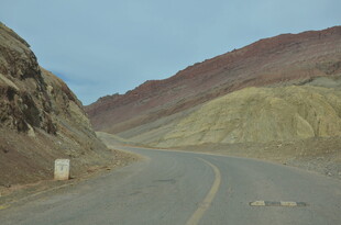 蜿蜒山间公路风景