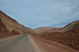 荒漠中的蜿蜒公路