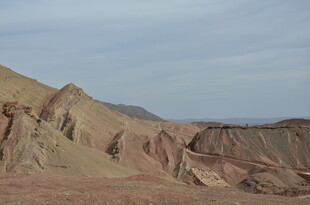 壮丽多彩的沙漠山峦景观