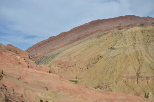 多彩山峦壮丽风光