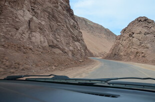 车内视角的峡谷公路景象