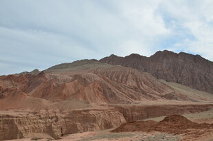 壮丽荒凉的沙漠山脉景观
