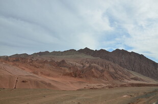 壮丽红土山丘景观