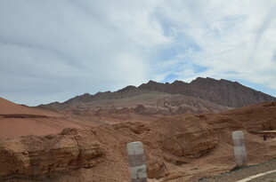 荒漠中的山脉与道路