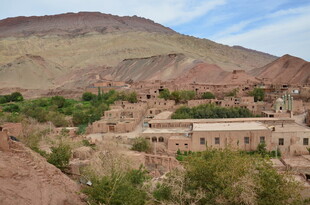 沙漠中的古朴村落景观