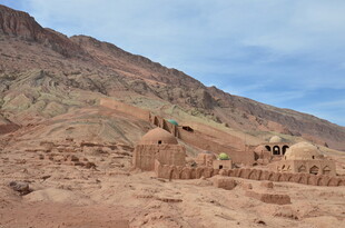 沙漠中的古老建筑遗迹