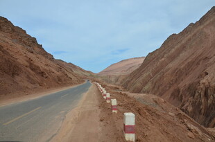 荒漠中的蜿蜒公路