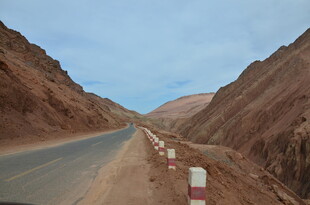 荒漠中的蜿蜒公路