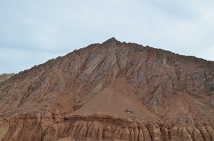 赤红山峦壮丽风光
