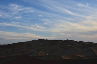 黄昏下的山峦与天空