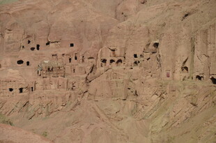 俯瞰黄土山坡上的村落