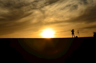 夕阳下的户外垂钓场景