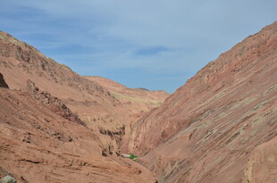 壮丽山间峡谷景观