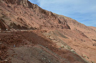红色山地间的蜿蜒道路