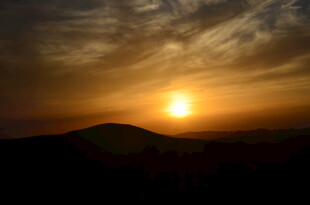 壮丽落日余晖中的山峦