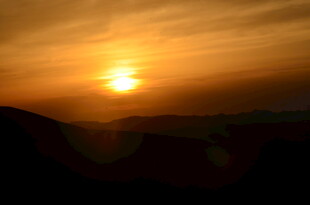 壮丽夕阳下的山峦景色