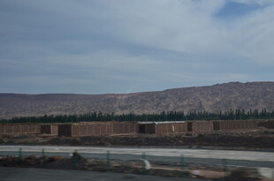 公路旁的远山与开阔景致