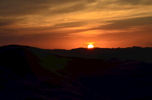 日落时分的壮丽山间景色