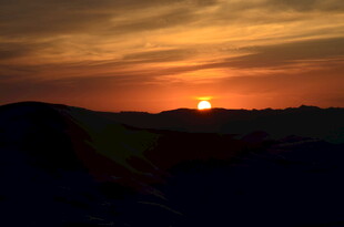 日落时分的壮美山间景色