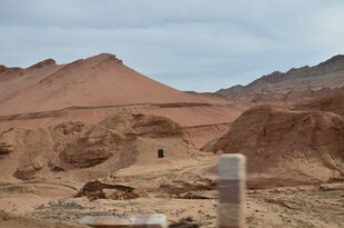 沙漠中的柱状物体景观