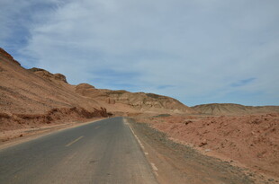 荒漠中的笔直公路