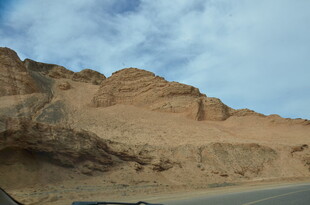 沙漠公路旁的壮丽山景