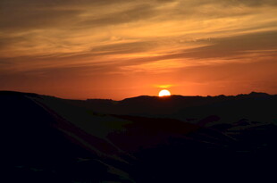 壮丽夕阳下的山峦景色