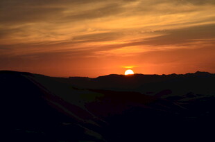 夕阳西下的壮丽自然景观