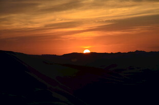 壮丽山间日落美景