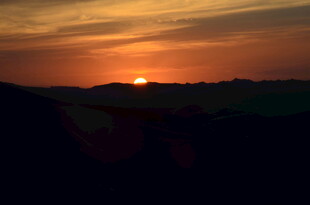 夕阳西下的美丽天际线