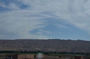 远山蓝天间的美丽景致