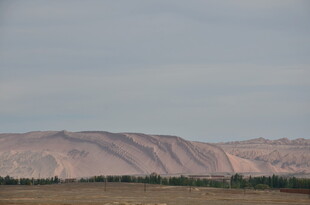 广袤荒原中的连绵山脉