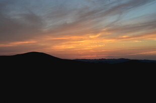 日落时分的山峦剪影