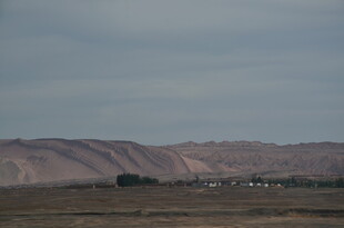 广袤荒原上的低矮建筑