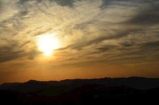 夕阳下的壮美天际线